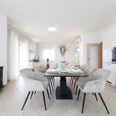 Villa Fabio In Dalmatia With Swimming Pool Banjevci